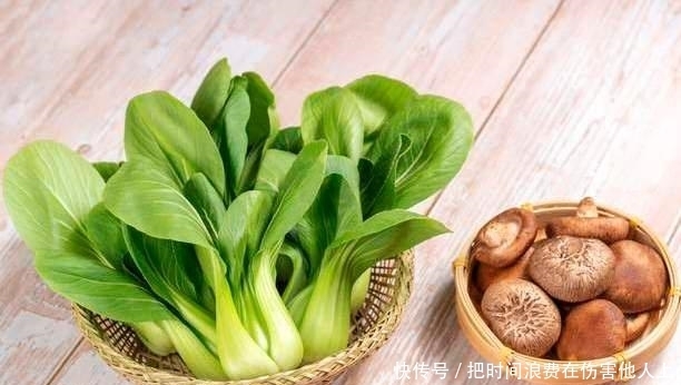 洗净香菇时,不要只用清水,厨师给你一水,让脏东西容易洗掉