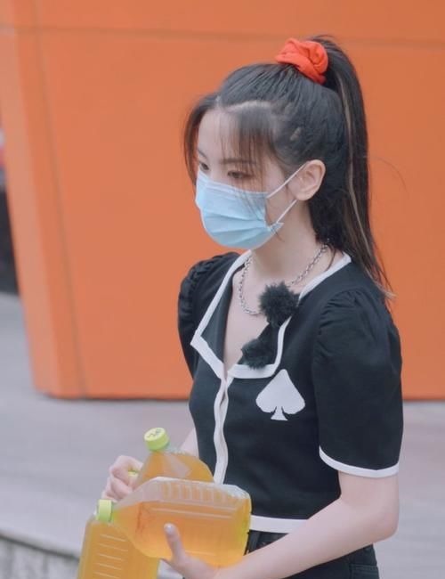 少女感|难怪会被老板一眼相中,泡泡袖上衣配短裙,美成漫画女主