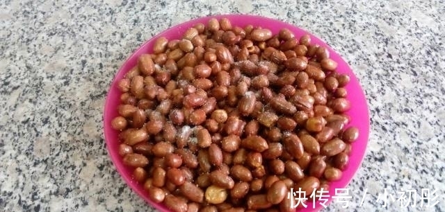 浸泡|炸花生米时，千万别直接下锅炸，多做这一步，花生放3天都嘎嘣脆