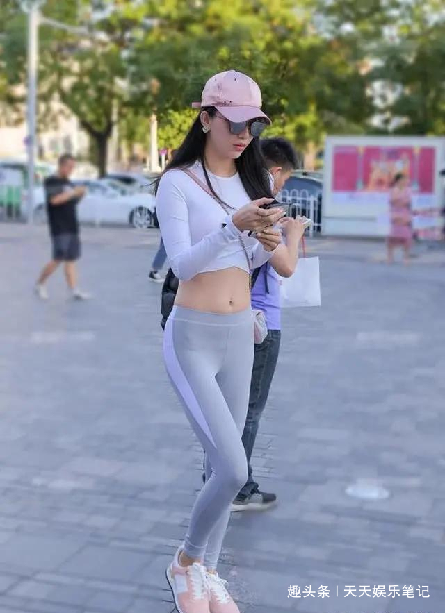 美女 身材紧致的打底裤美女,穿出女神的气质,回头率特别高!