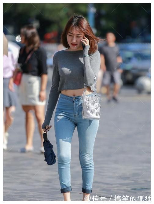 穿搭 灰色露脐上衣搭配紧身牛仔裤,简单的穿搭,带有随性的潇洒