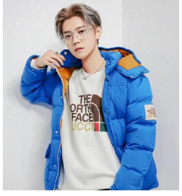 鹿晗被水误伤,表情引发关注,关键时候也不忘放下手上的羊肉串