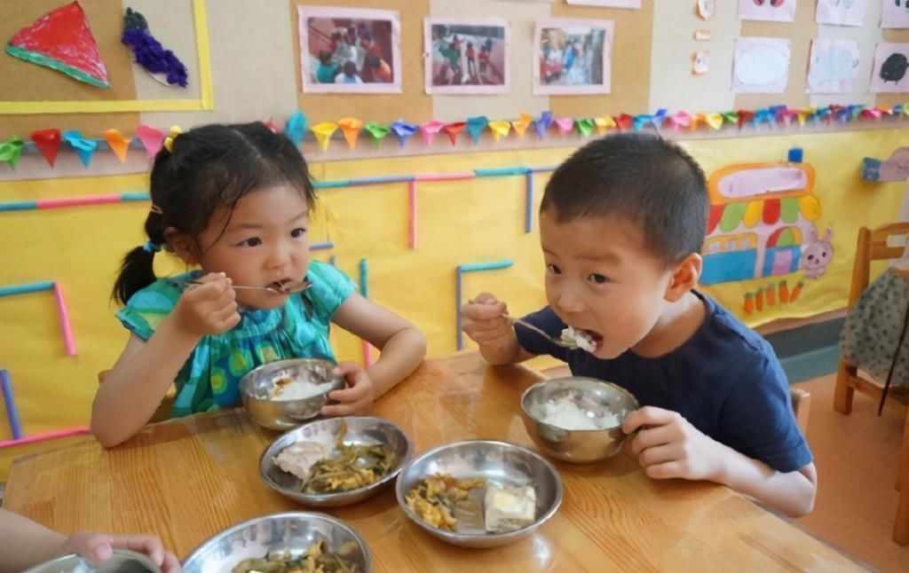 一日三餐|儿子在幼儿园午餐狂吃4碗,园长找来家长后,妈妈解释更令人吃惊