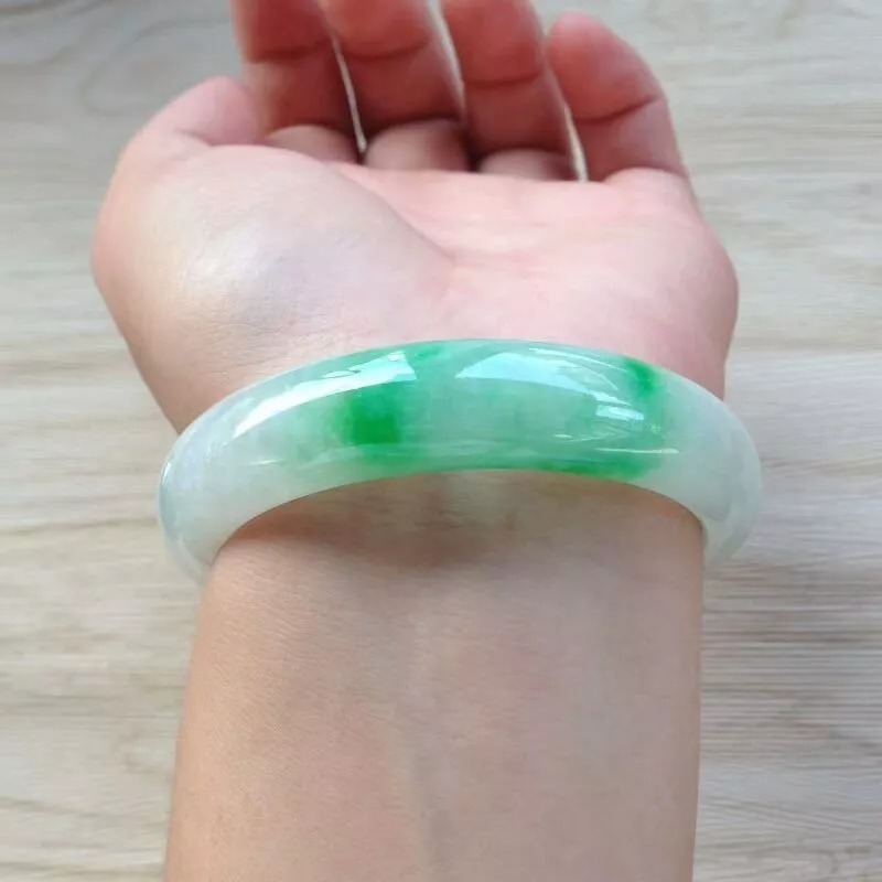  玉镯|手镯戴的对，年轻20岁，中国女人一定要有一只玉镯！