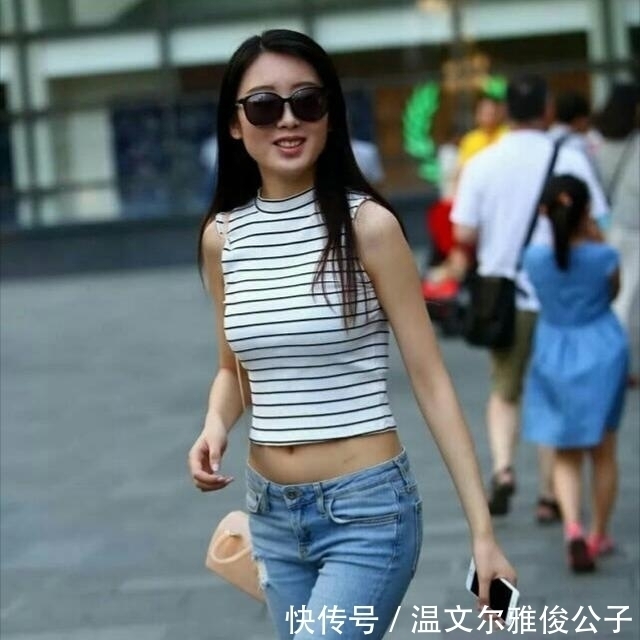 小清新|牛仔裤美女，高贵帅气，优雅的步伐散发出光彩夺目的气质