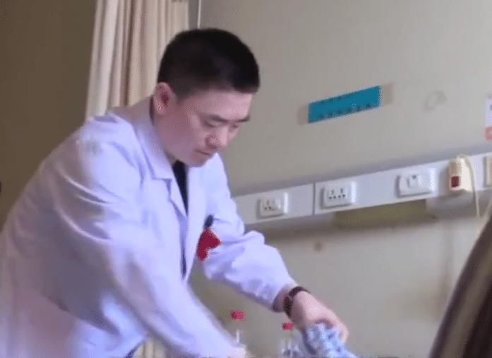 孩子|还让你孩子上厕所玩手机吗?男子排便拉出7厘米直肠,痛苦难言