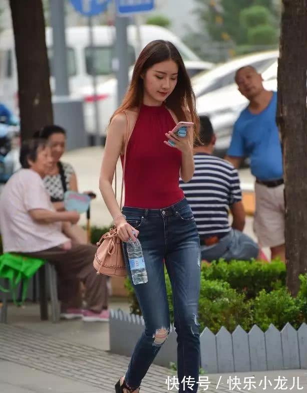 气质 浅蓝色的牛仔裤搭配深紫色上衣,轻松散发着不一样的时尚气质