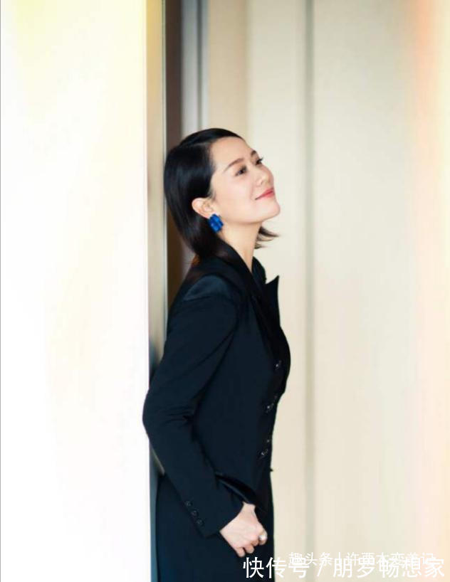 头发 到了45岁的家庭妇女，有白发的剪这5种发型，减龄还显气质