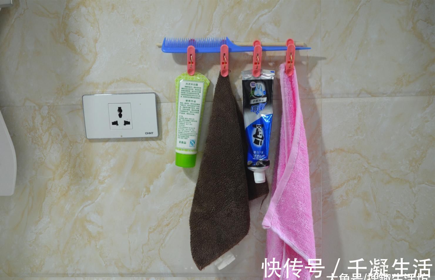 塑料夹子粘在筷子上, 放在卫生间有大用处, 解决了家家户户的烦恼
