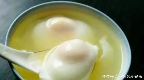 开水|水煮荷包蛋为什么出现蛋散和白泡泡,大厨:开水不可以将鸡蛋下锅