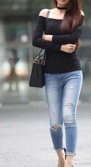 街拍蕾丝拼接针织上衣+破洞牛仔裤，斯文大方，彰显个性魅力