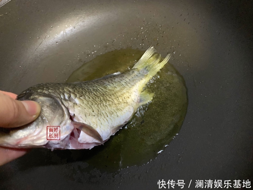 不管炖什么鱼,都不要加这“2种调味料”,做不对鱼汤又腥又难喝