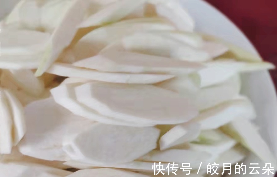 秋季正上市的菜，买来一烫一拌就上桌，清香鲜嫩营养好，简单好吃！