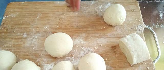 蒸馒头时酵母别直接放，多加这一步，蒸出来的馒头又白又大又劲道