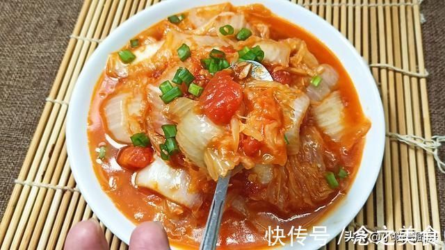 大白菜别再炖着吃，不用一滴水，加2西红柿，炒出来好吃特下饭