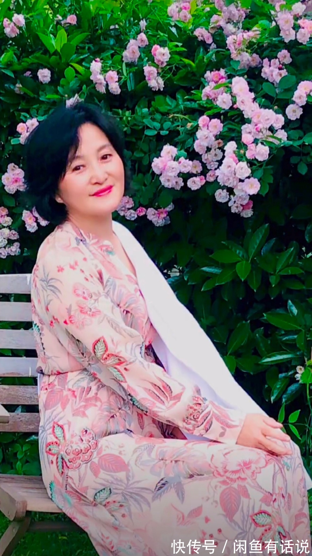 女性|优雅和年龄无关,50岁阿姨的穿搭简约又气质,妈妈们这样穿真好看