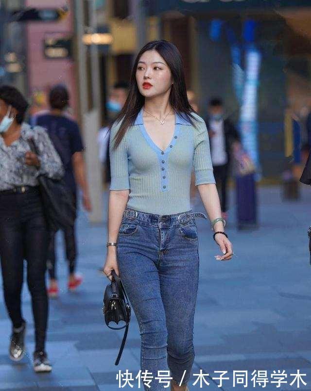 搭配|绿色休闲上衣搭配蓝色牛仔打底裤,美女一枚,不会出错的