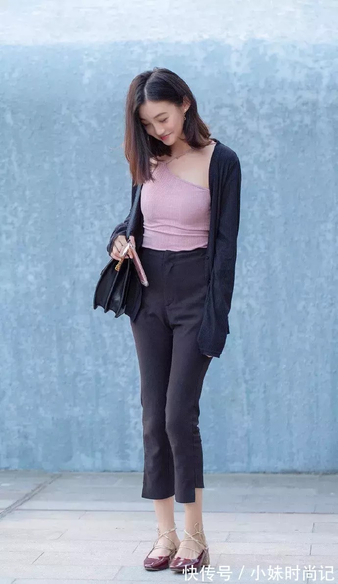 小姐姐 一双高跟鞋穿搭脚上,让女性的搭配更显魅力