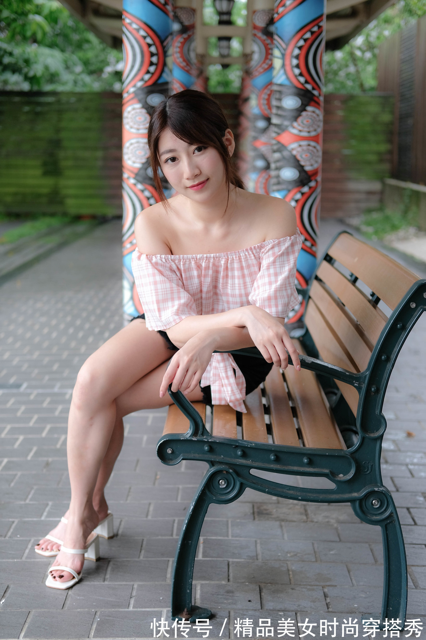 一字 粉白格子上衣,温柔甜美,一字肩的款式,性感迷人