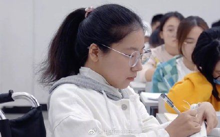 女孩|点赞！曾趴着学习轮椅女孩获国家奖学金特别奖