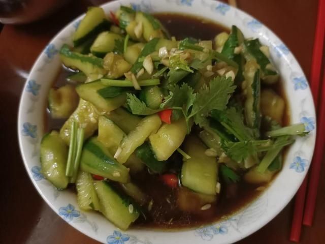 带男友回家，爸爸顶着高温用柴火烧菜，吃完饭后男友留下2千元