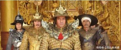 郑信|皇帝赠乡亲18缸咸菜，遭乡亲嫌弃，扔了17缸后打开一看，傻了！