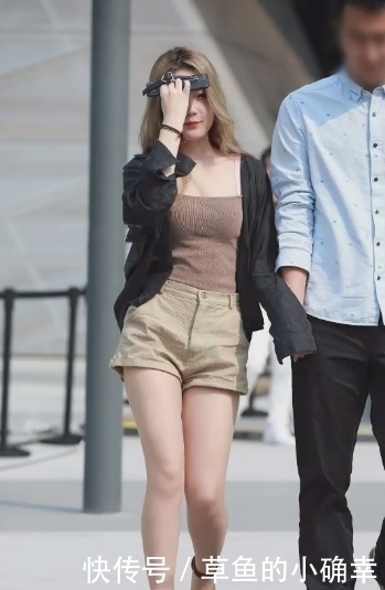 吊带|街拍：吊带搭配短裤，美腿白皙娇嫩，粉润脸庞更加迷人