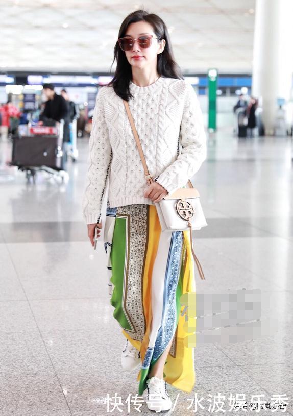 建议女生毛衣尽量不要搭裤子,瞧瞧明星们的穿法,也太时髦洋气了