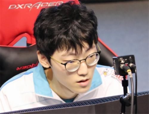 自由人|身价两千万的冠军选手,去新队后却待在地下室?自称已经有些后悔