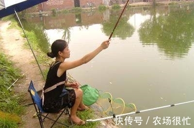 美女野外钓上一只小霸王，怒目圆睁吓得她要把鱼竿扔了！