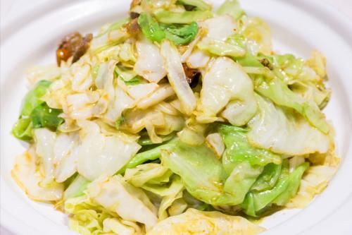 老厨子|做手撕包菜，味道要想正宗，焯水过油都不行，老厨子教你多做1步