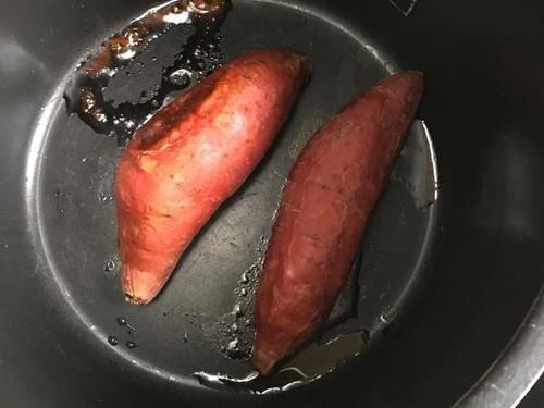 将一堆红薯扔进电饭煲,不加一滴水,不用烤箱,出锅比烤的还好吃