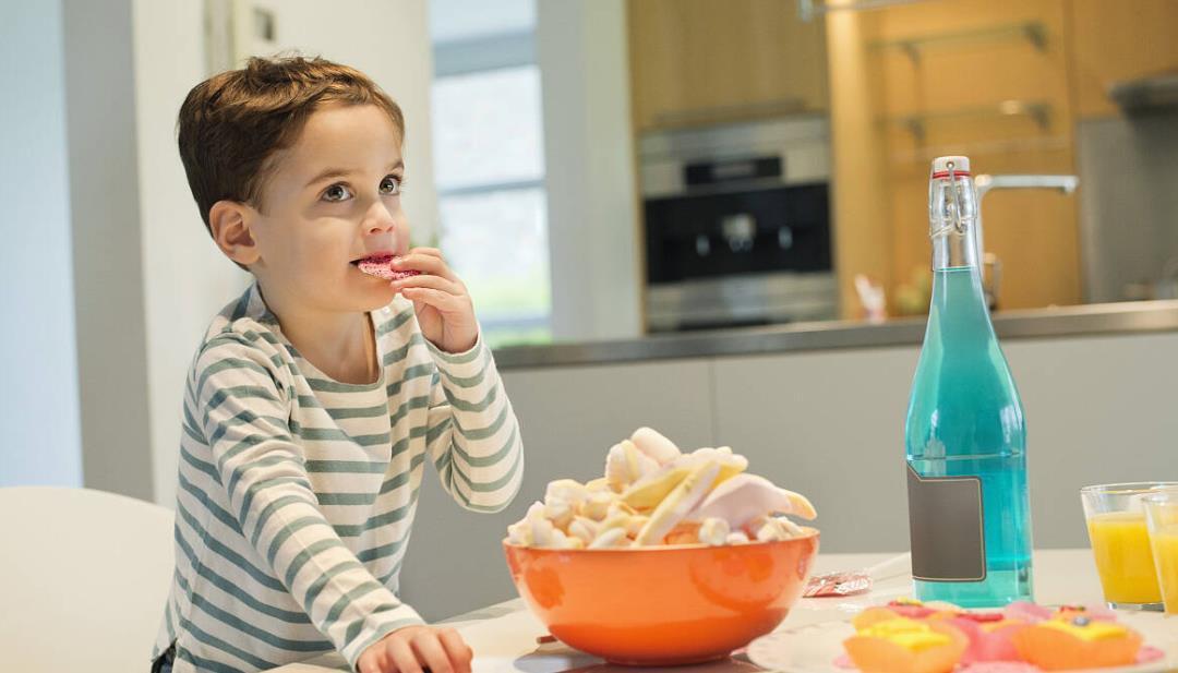 饮食习惯|千万不要阻止孩子吃零食!