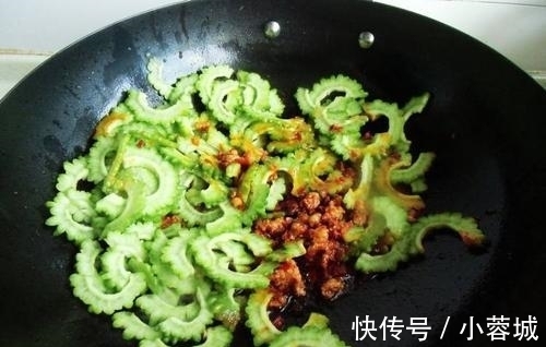 苦瓜|苦瓜不要直接炒，大厨教你一小技巧，炒出来的苦瓜不苦，更清脆！