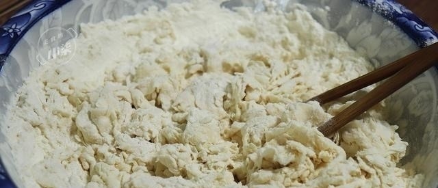 蒸包子时,别再直接上锅蒸了,记住3个诀窍,包子松软好吃不塌陷