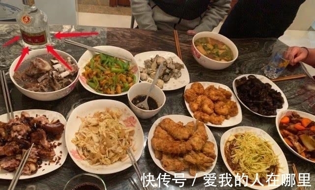 杨紫晒家常菜表示胖了，桌上五粮液抢镜了，调侃自己要退出娱乐圈