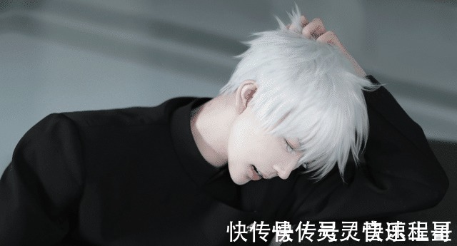 熊祁|鸽了一个半月后,熊祁COS《咒术回战》五条悟,网友这腿是真的