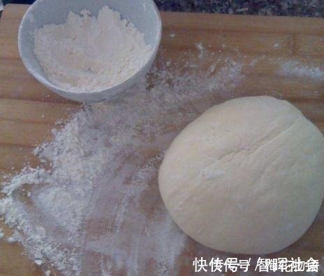 烙饼别用凉水和开水，用“它”和面，软香又多层，放一星期也不硬