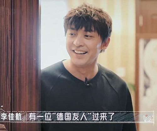 爱情公寓|开门发现是诸葛大力时,李佳航的表情很精彩,镜头还拍着呢