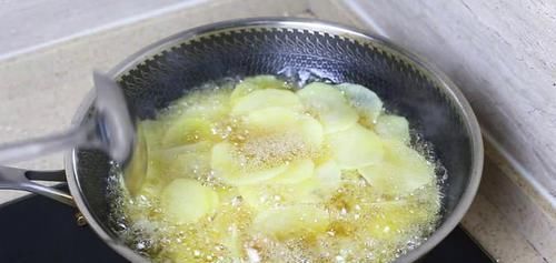 土豆别炸薯条了,教你新吃法,不蒸不炒不用烤,出锅瞬间被扫光!