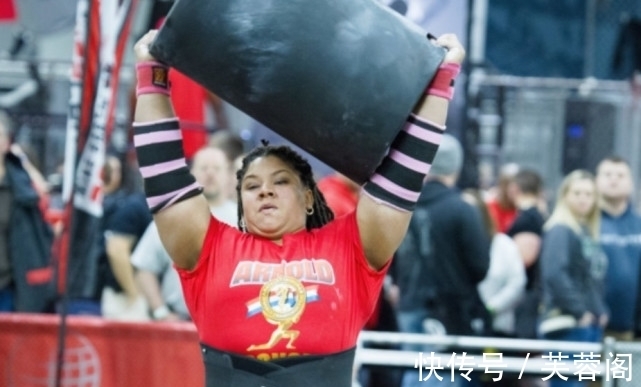 镜报|“世界最强筋肉女”力能举起一只河马，自称变壮都因一个意外