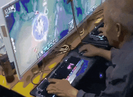 |搞笑GIF:三个老板看一个员工干活,这名员工辞职的心都有了