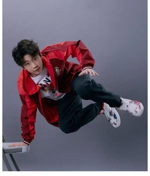 小石頭|《爸爸去哪兒》萌娃現(xiàn)狀：小石頭變參天大石，費(fèi)曼因激素發(fā)胖