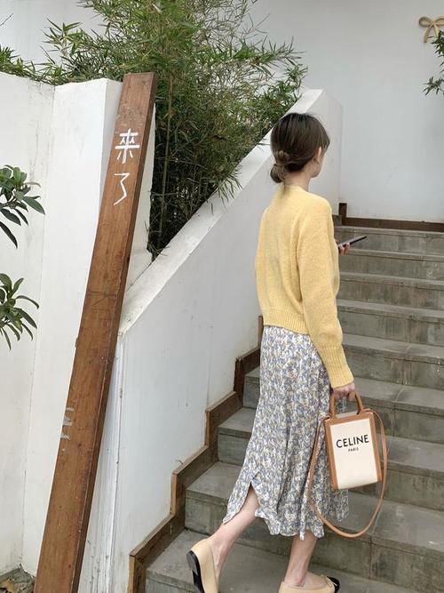 早春流行穿搭是这样的：针织衫+碎花半裙，时髦又优雅，你也试试
