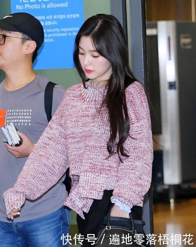 重返|裴珠泫也会撞脸,穿毛衣露脚踝,扎马尾重返18岁