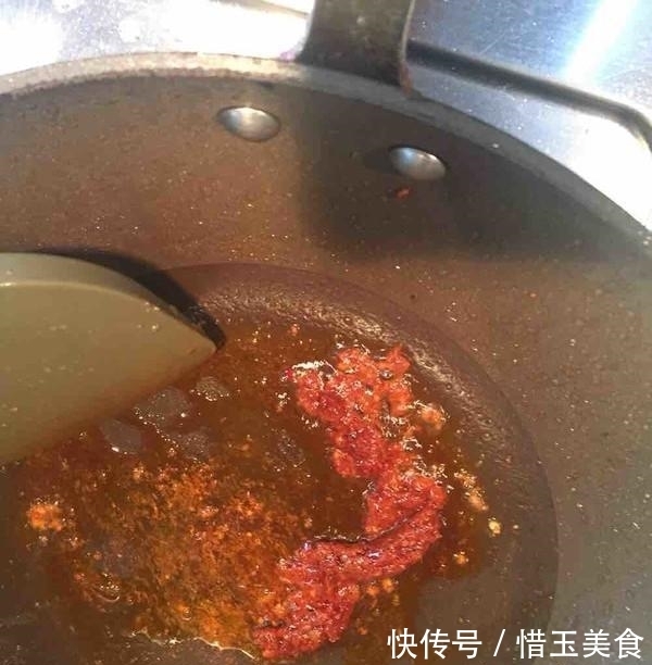 特色美食宫保鸡丁，香辣而味浓，堪称川菜中的经典之作