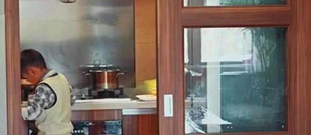 变形计农村娃趁富妈走后,偷偷溜进厨房,调出监控后