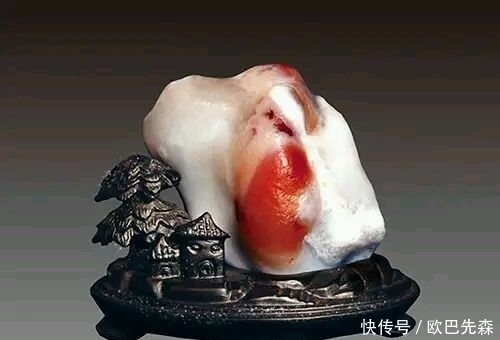 一块像寿星开怀又似圣诞老人送礼石,他30元买到,专家却估1225万