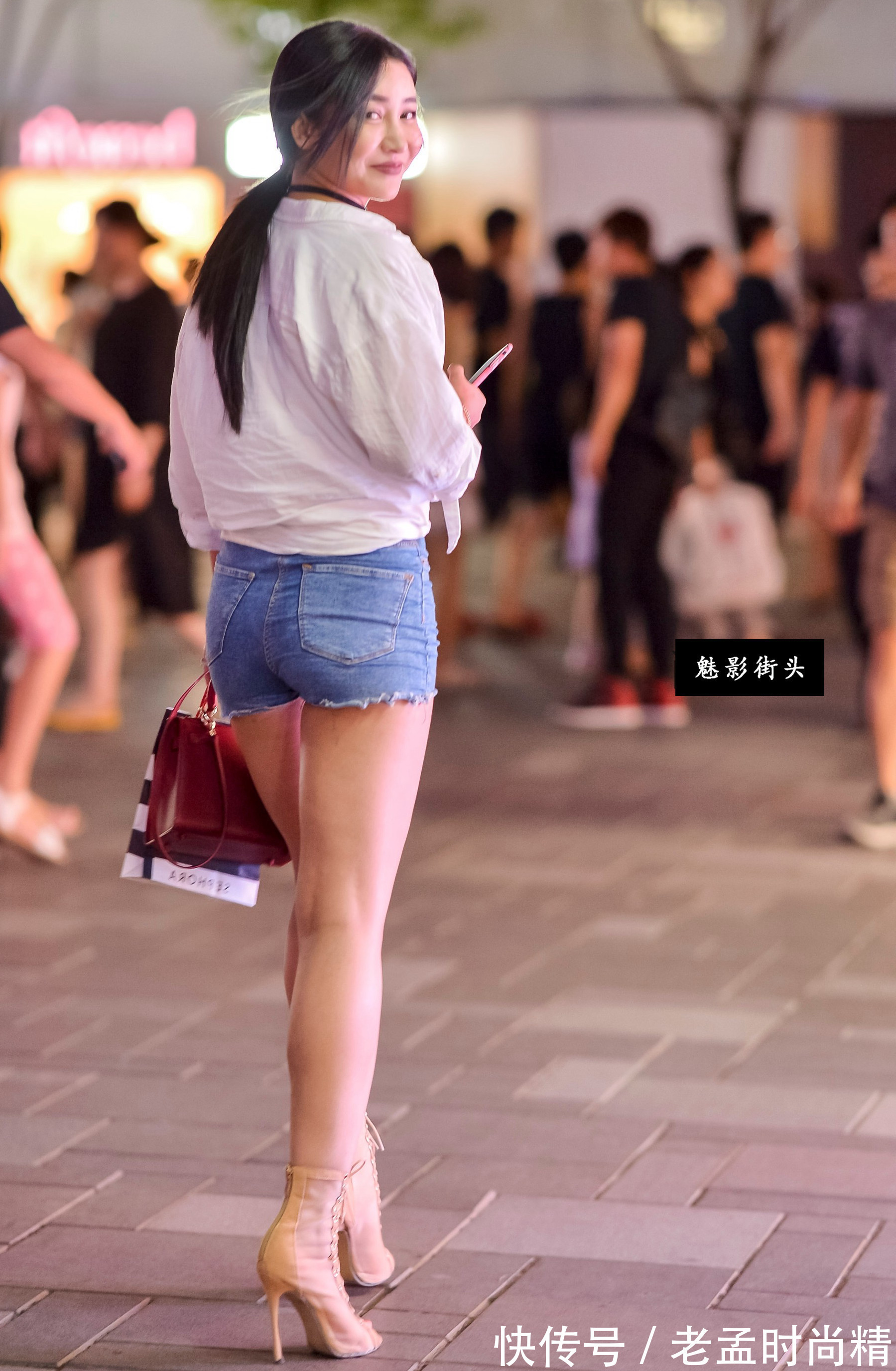 绑腿 穿绑腿高跟凉鞋的美女身材高挑,这样的大长腿难得一见