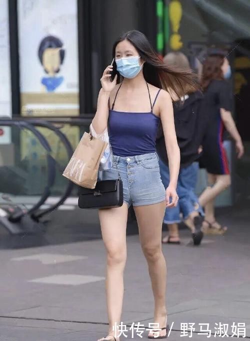 大街|“烂大街”的短裤T恤,被年轻女孩“玩坏”了,这么穿时髦又舒适